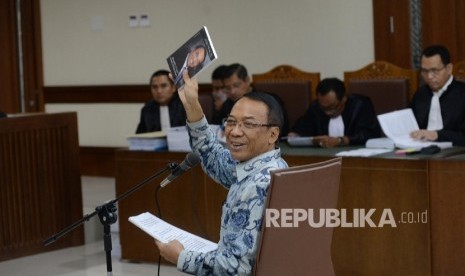 Terdakwa kasus dugaan korupsi Dana Operasional Menteri (DOM), gratifikasi Kementerian ESDM dan Kemenbudpar Jero Wacik membacakan draft pembelaan (Pledoi) saat menjalani sidang lanjutan di Pengadilan Tipikor, Jakarta, Kamis (28/1). (Republika/Yasin Habibi)