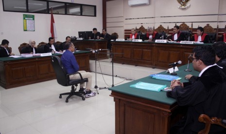 Terdakwa kasus dugaan korupsi pelepasan aset PT PWU Jatim, Dahlan Iskan, menjalani sidang lanjutan di Pengadilan Tindak Pidana Korupsi Surabaya di Juanda, Sidoarjo, Jawa Timur, Selasa (20/12). 