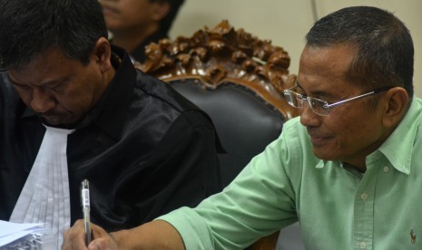 Terdakwa kasus dugaan korupsi pelepasan aset PT PWU Jatim, Dahlan Iskan (kanan) menjalani sidang lanjutan di Pengadilan Tipikor Surabaya di Juanda, Sidoarjo, Jawa Timur, Jumat (13/1). 