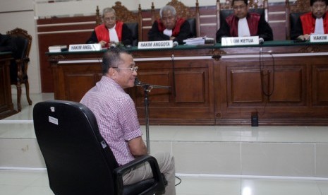 Terdakwa kasus dugaan korupsi pelepasan aset PT PWU Jatim, Dahlan Iskan menjalani sidang Putusan di Pengadilan Tindak Pidana Korupsi (Tipikor) Juanda, Sidoarjo, Jawa Timur, Jumat (21/4).