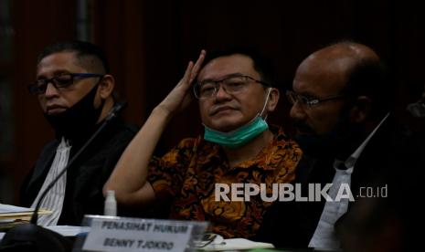 Terdakwa kasus dugaan korupsi pengelolaan keuangan dan dana investasi PT Asuransi Jiwasraya Benny Tjokrosaputro (tengah). PN Jakpus akan menggelar persidangan putusan kasus korupsi Jiawasraya ini pada Senin (12/10).