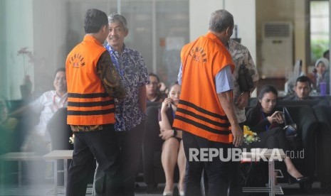 Terdakwa kasus dugaan korupsi proyek pengadaan KTP-E Sugiharto (kanan) dan tersangka kasus dugaan suap untuk mempengaruhi putusan perkara perdata di PN Jaksel Tarmizi (kiri) berjalan memasuki Gedung KPK untuk menjalani pemeriksaan di Jakarta, Kamis (9/11).