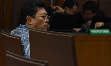 Terdakwa kasus dugaan merintangi penyidikan KPK dan membantu pelarian mantan petinggi Lippo Group Eddy Sindoro, Lucas (kiri) mengikuti sidang lanjutan di Pengadilan Tipikor Jakarta, Kamis (14/3/2019). 