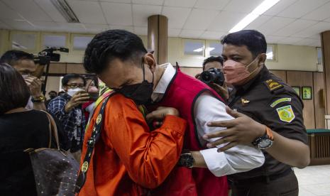 Terdakwa kasus dugaan pelanggaran Undang-Undang (UU) ITE Adam Deni?Gearaka (tengah) memeluk orang tuanya usai menjalani sidang pembacaan tuntutan di Pengadilan Negeri Jakarta Utara, Senin (30/5/2022). Jaksa Penuntut Umum menuntut Adam Deni Gearaka dan Ni Made Dwita dengan hukuman delapan tahun penjara dan denda Rp1 miliar subsider?lima bulan kurungan.