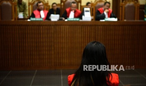 Terdakwa kasus dugaan pembunuhan terhadap Wayan Mirna Salihin, Jessica Kumala Wongso mengikuti sidang perdana kasus kopi sianida di Pengadian Negeri Jakarta Pusat, Rabu (15/6). (Republika/ Wihdan)