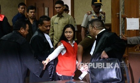 Terdakwa kasus dugaan pembunuhan terhadap Wayan Mirna Salihin, Jessica Kumala Wongso mengikuti sidang perdana kasus kopi sianida di Pengadian Negeri Jakarta Pusat, Rabu (15/6). (Republika/ Wihdan)