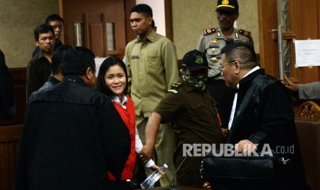 Terdakwa kasus dugaan pembunuhan terhadap Wayan Mirna Salihin, Jessica Kumala Wongso mengikuti sidang perdana kasus kopi sianida di Pengadian Negeri Jakarta Pusat, Rabu (15/6).  (Republika/ Wihdan)