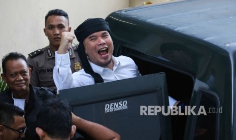 Terdakwa kasus dugaan pencemaran nama baik Ahmad Dhani Prasetyo (kanan)