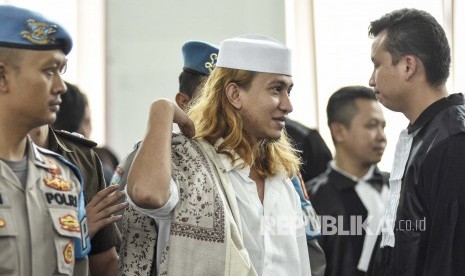 Terdakwa kasus dugaan penganiayaan terhadap remaja Bahar bin Smith (tengah) meninggalkan ruangan sidang usai mengikuti sidang lanjutan di Gedung Perpustakaan dan Kearsipan, Jalan Seram, Kota Bandung, Rabu (6/3).