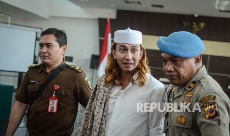 Terdakwa kasus dugaan penganiayaan terhadap remaja Bahar bin Smith (kiri) berjalan keluar ruangan seusai menjalani sidang lanjutan dengan agenda pemeriksaan saksi di Gedung Perpustakaan dan Kearsipan Kota Bandung, Jawa Barat, Kamis (18/4/2019). 