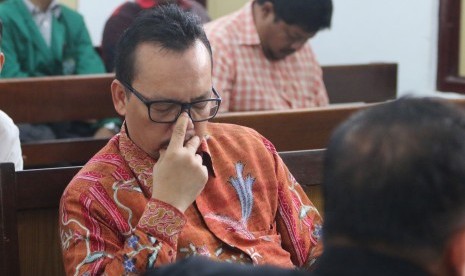 Terdakwa kasus dugaan penggelapan uang yang juga politikus Partai Demokrat Ramadhan Pohan, bersiap mengikuti sidang lanjutan dengan agenda tanggapan jaksa atas eksepsi terdakwa, di Pengadilan Negeri Medan, Sumatera Utara, Selasa (17/1).