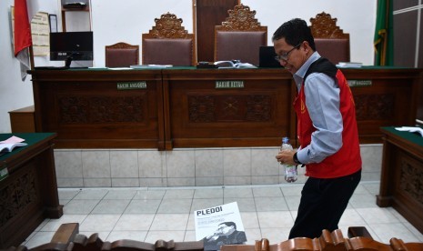 Terdakwa kasus dugaan penghilangan barang bukti pengaturan skor, Joko Driyono berdiri saat jeda sidang lanjutannya di Pengadilan Negeri Jakarta Selatan, Jakarta, Kamis (11/7/2019).