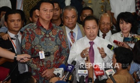 Terdakwa kasus dugaan penistaan agama Basuki Tjahaja Purnama atau Ahok bersama kuasa hukumnya Humprey Djemat memberikan keterangan kepada awak media seusai menjalani sidang yang berlangsung di auditorium Kementerian Pertanian, Jakarta, Selasa (7/2). 