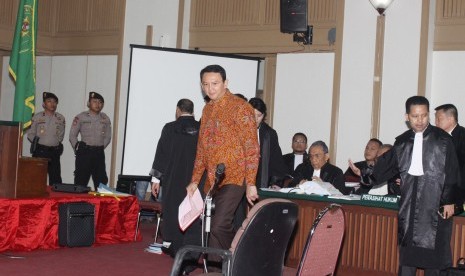 Terdakwa kasus dugaan penistaan agama Basuki Tjahaja Purnama atau Ahok memasuki ruang sidang di Auditorium Kementerian Pertanian, Jakarta, Selasa (14/3).