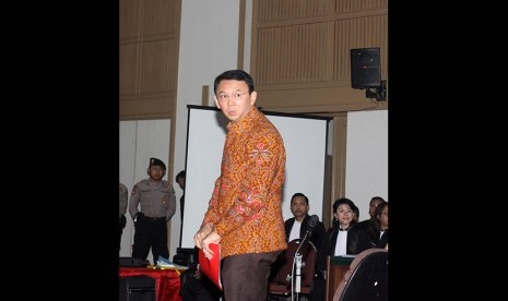 Terdakwa kasus dugaan penistaan agama Basuki Tjahaja Purnama atau Ahok memasuki ruang sidang di Auditorium Kementerian Pertanian, Jakarta, Selasa (14/3). 