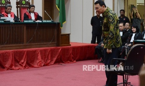 Terdakwa kasus dugaan penistaan agama Basuki Tjahaja Purnama atau Ahok tiba untuk mengikuti sidang lanjutan di Pengadilan Negeri Jakarta Utara, Auditorium Kementerian Pertanian, Jakarta, Kamis (20/4).