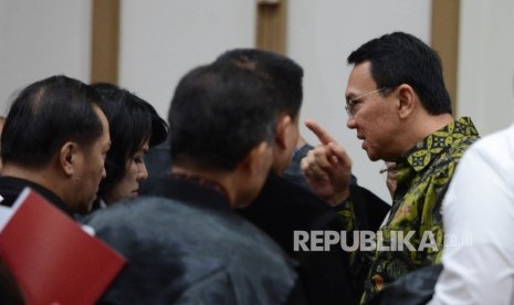 Terdakwa kasus dugaan penistaan agama Basuki Tjahaja Purnama atau Ahok berbincang bersama kuasa hukumnya seusai menjalani sidang lanjutan di Pengadilan Negeri Jakarta Utara, Auditorium Kementerian Pertanian, Jakarta, Kamis (20/4). 