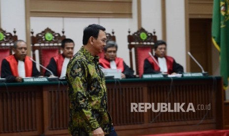 Terdakwa kasus dugaan penistaan agama Basuki Tjahaja Purnama atau Ahok tiba untuk mengikuti sidang lanjutan di Pengadilan Negeri Jakarta Utara, Auditorium Kementerian Pertanian, Jakarta, Kamis (20/4).