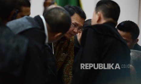 Terdakwa kasus dugaan penistaan agama Basuki Tjahaja Purnama berbincang bersama kuasa hukumnya saat menjalani sidang lanjutan dengan agenda pembacaan tuntutan di ruang auditorium Kementerian Pertanian, Jakarta, Selasa (11/4).