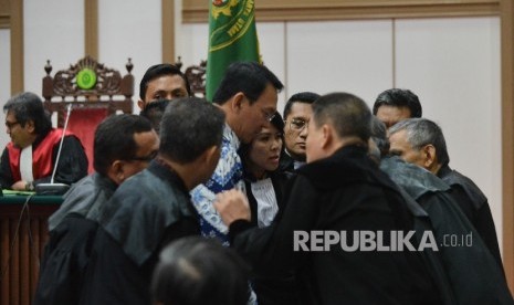 Terdakwa kasus dugaan penistaan agama Basuki Tjahaja Purnama berbincang dengan kuasa hukumnya usai mendengarkan vonis Hakim Pengadilan Negeri Jakarta Utara di Auditorium Kementerian Pertanian, Jakarta, Selasa (9/5). Dalam sidang tersebut, Ahok dijatuhi hukuman dua tahun penjara 