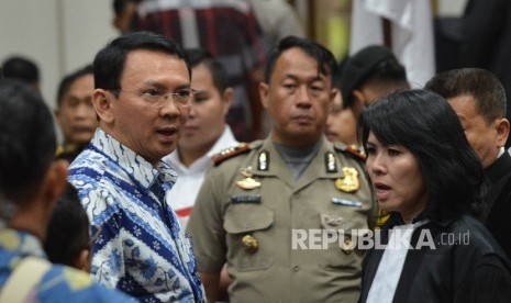 Terdakwa kasus dugaan penistaan agama Basuki Tjahaja Purnama berbincang dengan kuasa hukumnya usai mendengarkan vonis Hakim Pengadilan Negeri Jakarta Utara di Auditorium Kementerian Pertanian, Jakarta, Selasa (9/5). Dalam sidang tersebut, Ahok dijatuhi hukuman dua tahun penjara