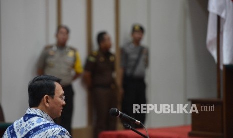 Terdakwa kasus dugaan penistaan agama Basuki Tjahaja Purnama berbincang dengan kuasa hukumnya usai mendengarkan vonis Hakim Pengadilan Negeri Jakarta Utara di Auditorium Kementerian Pertanian, Jakarta, Selasa (9/5). Dalam sidang tersebut, Ahok dijatuhi hukuman dua tahun penjara