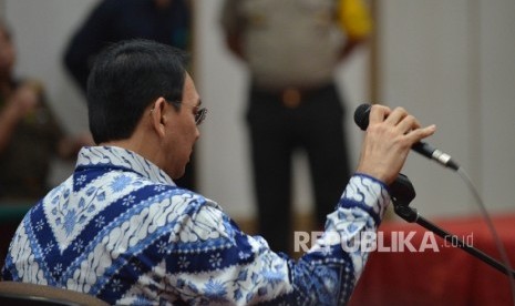 Terdakwa kasus dugaan penistaan agama Basuki Tjahaja Purnama menjalani sidang dengan agenda pembacaan putusan oleh Hakim Pengadilan Negeri Jakarta Utara di Auditorium Kementerian Pertanian, Jakarta, Selasa (9/5)