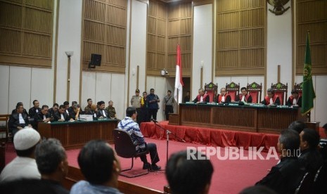 Terdakwa kasus dugaan penistaan agama Basuki Tjahaja Purnama menjalani sidang dengan agenda pembacaan putusan oleh Hakim Pengadilan Negeri Jakarta Utara di Auditorium Kementerian Pertanian, Jakarta, Selasa (9/5).