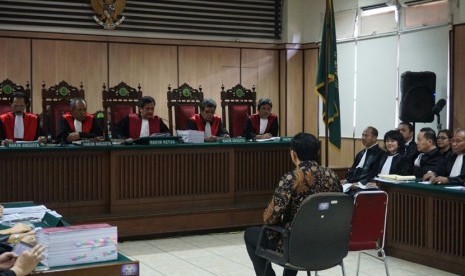 Terdakwa kasus dugaan penistaan agama, Basuki Tjahja Purnama atau Ahok menjalani sidang lanjutan yang menjeratnya di ruang sidang Koesumah Atmadja, Eks Gedung Pengadilan Negeri Jakarta Pusat, Selasa (20/12).