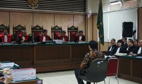 Terdakwa kasus dugaan penistaan agama, Basuki Tjahja Purnama atau Ahok menjalani sidang lanjutan yang menjeratnya di ruang sidang Koesumah Atmadja, Eks Gedung Pengadilan Negeri Jakarta Pusat,  Selasa (20/12).