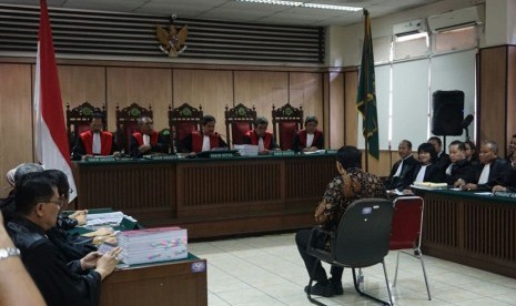 Terdakwa kasus dugaan penistaan agama, Basuki Tjahja Purnama atau Ahok menjalani sidang lanjutan yang menjeratnya di ruang sidang Koesumah Atmadja, Eks Gedung Pengadilan Negeri Jakarta Pusat,  Selasa (20/12).