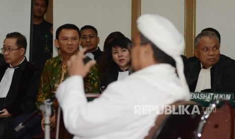 Terdakwa kasus dugaan penistaan agama Gubernur DKI Jakarta, Basuki Tjahaja Purnama memperhatikan Habib Rizieq saat menjalani sidang yang digelar oleh Pengadilan Negeri Jakarta Utara di Auditorium Kementerian Pertanian, Jakarta, Selasa (28/2).