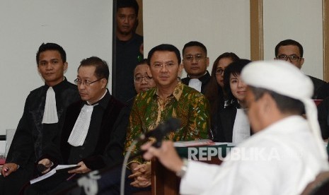 Terdakwa kasus dugaan penistaan agama Gubernur DKI Jakarta, Basuki Tjahaja Purnama memperhatikan Habib Rizieq saat menjalani sidang yang digelar oleh Pengadilan Negeri Jakarta Utara di Auditorium Kementerian Pertanian, Jakarta, Selasa (28/2).