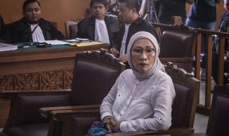 Terdakwa kasus dugaan penyebaran berita bohong atau hoaks, Ratna Sarumpaet (kanan) mengikuti sidang lanjutan di PN Jakarta Selatan, Jakarta, Selasa (26/3/2019).