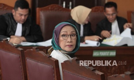 Terdakwa kasus dugaan penyebaran berita bohong atau hoaks Ratna Sarumpaet (tengah).