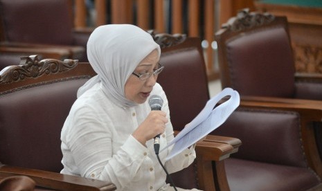 Terdakwa kasus dugaan penyebaran berita bohong atau hoaks Ratna Sarumpaet membacakan pledoi dalam sidang lanjutan di PN Jakarta Selatan, Jakarta, Selasa (18/6/2019).