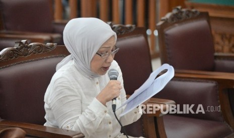 Terdakwa kasus dugaan penyebaran berita bohong atau hoaks Ratna Sarumpaet membacakan pledoi dalam sidang lanjutan di PN Jakarta Selatan, Jakarta, Selasa (18/6/2019). 