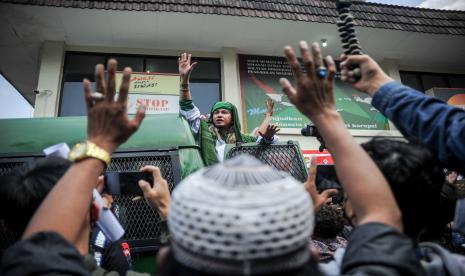 Terdakwa kasus dugaan penyebaran berita bohong Habib Bahar Bin Smith menyapa pendukungnya usai menjalani sidang lanjutan dengan agenda pembacaan putusan di Pengadilan Negeri Bandung, Jawa Barat, Selasa (16/8/2022). Dalam sidang tersebut, Majelis Hakim memvonis Habib Bahar Bin Smith dengan 6 bulan 15 hari kurungan penjara karena Bahar Bin Smith dinilai menyiarkan kabar tidak pasti sehingga dapat menerbitkan keonaran di kalangan rakyat. 