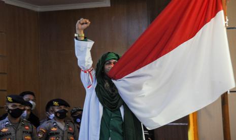 Terdakwa kasus dugaan penyebaran berita bohong Habib Bahar Bin Smith mencium bendera merah putih saat menjalani sidang lanjutan dengan agenda pembacaan putusan di Pengadilan Negeri Bandung, Jawa Barat, Selasa (16/8/2022). Dalam sidang tersebut, Majelis Hakim memvonis Habib Bahar Bin Smith dengan 6 bulan 15 hari kurungan penjara karena Bahar Bin Smith dinilai menyiarkan kabar tidak pasti sehingga dapat menerbitkan keonaran di kalangan rakyat. 