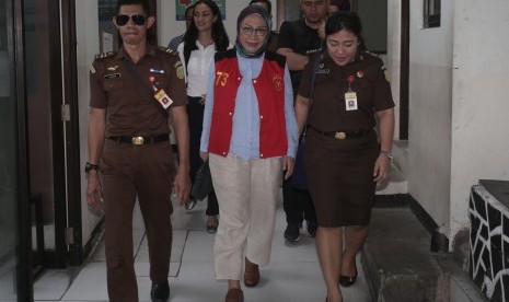 Terdakwa kasus dugaan penyebaran berita bohong Ratna Sarumpaet (tengah) berjalan menuju ruang sidang untuk menjalani sidang tuntutan di Pengadilan Negeri Jakarta Selatan, Jakarta, Selasa (28/5/2019).