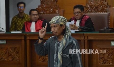 Terdakwa kasus dugaan serangan teror bom Thamrin dengan terdakwa Oman Rochman alias Aman Abdurrahman mengikuti sidang lanjutan di Pengadilan Negeri Jakarta Selatan, Jumat (25/5). 