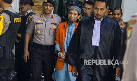 Terdakwa kasus dugaan serangan teror bom Thamrin dengan terdakwa Oman Rochman alias Aman Abdurrahman digiring petugas untuk mengikuti sidang yang beragendakan pembacaan replik atau tanggapan dari Jaksa penuntut umum (JPU) atas nota pembelaannya (pleidoi), di Pengadilan Negeri Jakarta Selatan, Jakarta, Rabu (30/5).