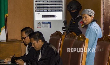 Terdakwa kasus dugaan serangan teror bom Thamrin dengan terdakwa Oman Rochman alias Aman Abdurrahman (kanan) menjalani sidang dengan agenda pembacaan replik atau tanggapan dari Jaksa penuntut umum atas nota pembelaannya (pleidoi) di Pengadilan Negeri Jakarta Selatan, Jakarta, Rabu (30/5).