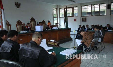 Terdakwa kasus dugaan suap Billy Sindoro bersama tiga orang lainnya menjalani sidang perdana di Pengadilan Tipikor Bandung, Jalan LRE Martadinata, Kota Bandung, Rabu (19/12). 