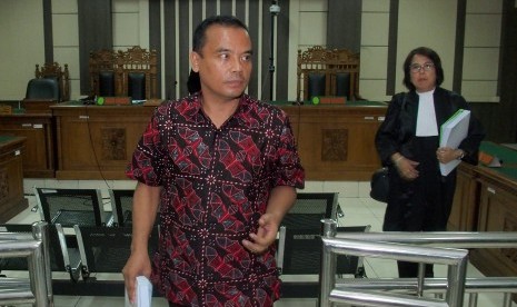 Terdakwa kasus dugaan suap dan gratifikasi Bupati Nonaktif Purbalingga Tasdi (kiri) berjalan meninggalkan ruang sidang usai menjalani sidang dengan agenda pembacaan tuntutan, di Pengadilan Tipikor Semarang, Jawa Tengah, Rabu (16/1/2019).