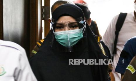 Terdakwa kasus dugaan suap dan gratifikasi pengurusan fatwa Mahkamah Agung (MA) Djoko Tjandra, Jaksa Pinangki Sirna Malasari bersiap mengikuti sidang di Pengadilan Tipikor, Jakarta, Rabu (18/11/2020). Sidang itu beragenda mendengarkan keterangan saksi-saksi.