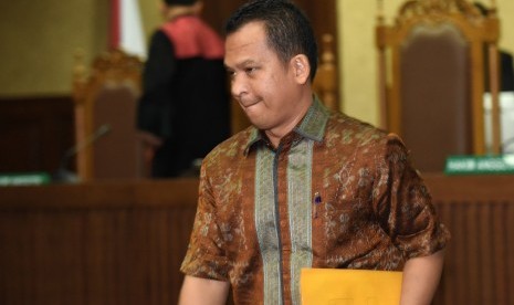 Terdakwa kasus dugaan suap di Kejaksaan Tinggi DKI Jakarta, Marudut Pakpahan meninggalkan ruangan usai menjalani sidang lanjutan di Pengadilan Tipikor, Jakarta, Jumat (26/8). 