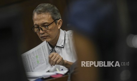 Terdakwa kasus dugaan suap di PT Krakatau Steel (Persero) Tbk Wisnu Kuncoro memeriksa berkas perkara saat sidang lanjutan di Pengadilan Tipikor, Jakarta, Rabu (11/9/2019).