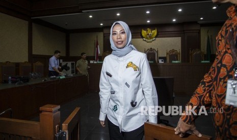 Terdakwa kasus dugaan suap distribusi pupuk Asty Winasti berjalan meninggalkan ruangan seusai mengikuti sidang pembacaan putusan (vonis) di Pengadilan Tipikor, Jakarta, Rabu (21/8/2019). 