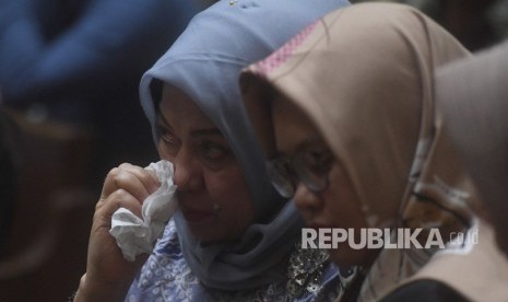 Terdakwa kasus dugaan suap DPRD Sumatera Utara Tiaisah Ritonga (kiri) menangis usai menjalani sidang pembacaan putusan di Pengadilan Tipikor, Jakarta, Kamis (14/02/2019). 